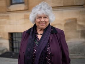 Miriam Margolyes lächelt