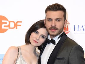 Edin Hasanović und Natalia Rudziewicz posieren eng