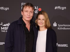 Oliver Masucci und Tanit Koch posieren zusammen