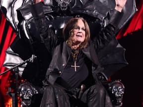 Ozzy Osbourne auf Thron
