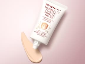 Poreless Primer auf rosa Hintergrund