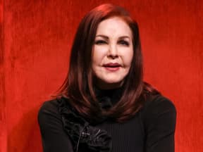 Priscilla Presley lächelt