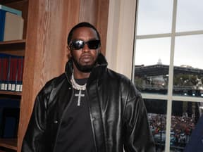 Sean "Diddy" Combs mit Sonnenbrille vor einem Fenster