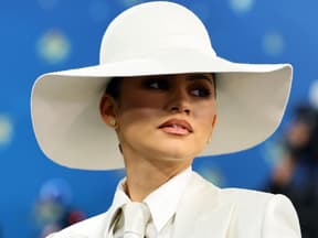 Zendaya mit weißem Hut