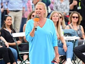 Andrea Kiewel im blauen Kleid beim ZDF-Fernsehgarten
