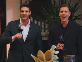 Bachelors Martin Braun und Felix Stein mit Wein