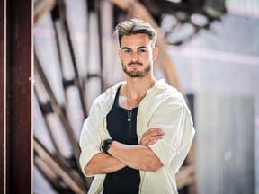 Can Kaplan posiert mit verschränkten Armen