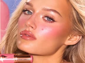 Blondine mit rosa Wangen