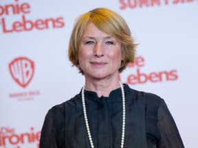 Corinna Harfouch lächelt leicht