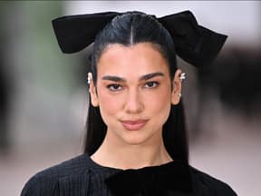 Dua Lipa mit großer schwarzer Schleife im Haar