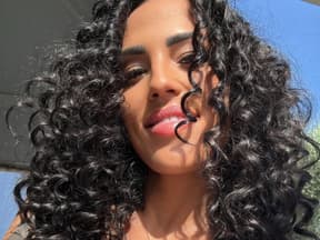 Elena Miras mit Locken