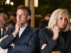 Emmanuel & Brigitte Macron wenden sich voneinander ab