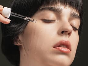 Frau trägt Anti-Aging-Serum auf