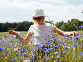 Frau im sommerlichen Blumenfeld