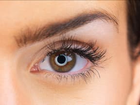Frau tolle Wimpern
