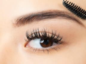 Frau mit langen Wimpern und vollen Augenbrauen