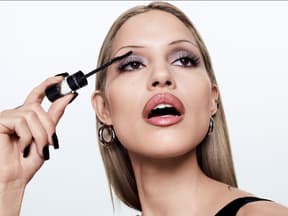 Frau trägt MACstack elevated mascara auf