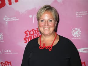 Gabriela Maria Schmeide lächelt und trägt eine rote "Ahoy"-Kette