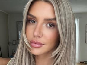 Gerda Lewis mit blonden Haaren Selfie