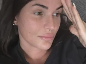 Gloria Glumac guckt ernst und geschockt zur Seite