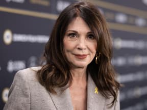 Iris Berben mit schönen Haaren auf rotem Teppich