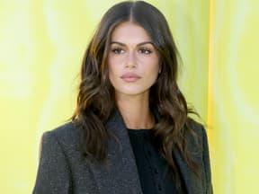 Kaia Gerber vor gelb-grünem hintergrund