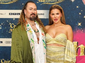 Kim Virginia Hartung mit Leon vor TV-Wand