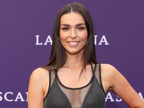 Lili Paul-Roncalli vor lila Hintergrund