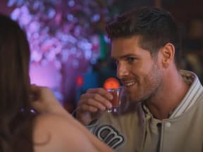 Bachelors Martin Braun mit Drink