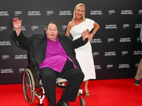 Ottfried Fischer im Rollstuhl mit Ehefrau Simone