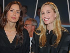 Paulina Krasa und Laura Wohlers, Publikum im Hintergrund