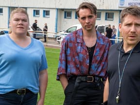Die "Polizeiruf 110"-Ermittler Alexandra Luschek (Gisa Flake) und Vincent Ross (André Kaczmarczyk, M.) treffen in "Spiel gegen den Ball" auf Fußballtrainer Hannes (Hanno Koffler).