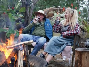 Bauer sucht Frau International Roger und Sophia am Lagerfeuer