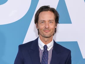Tom Schilling lächelt