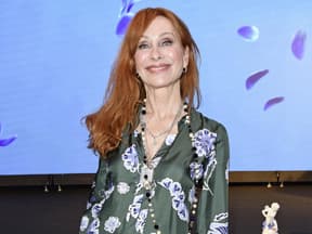 Andrea Sawatzki strahlt in die Kamera