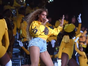 Beyoncé auf einer Bühne bei einem Auftritt