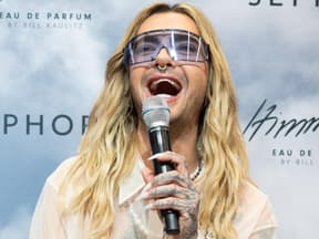 Bill Kaulitz lacht