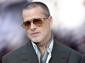 Brad Pitt mit kurzen Haaren und Sonnenbrille