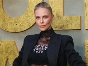 Charlize Theron guckt ernst