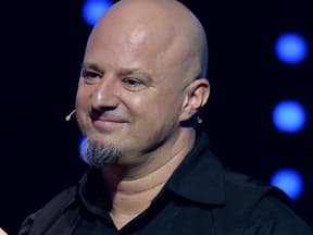 Detlef Steves schaut ernst und lächelt leicht