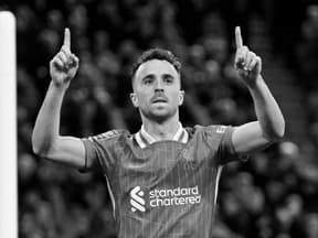 Diogo Jota zeigt mit den Finger nach oben bei einem Spiel