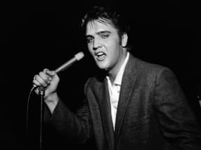 Elvis Presley am Mikrofon