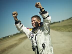 Felix Baumgartner reißt seine Hände nach Sprung aus der Stratosphäre in die Höhe