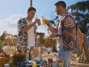 Felix Stein und Martin Braun stoßen bei "Die Bachelors" an