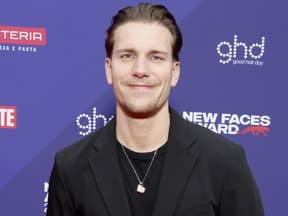 Felix Stein vor lila Hintergrund mit Marken-Logo