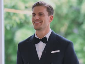 Felix Stein im Anzug bei Bachelors