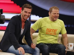 Florian Silbereisen und Mario Barth sitzen auf einer Couch und lachen