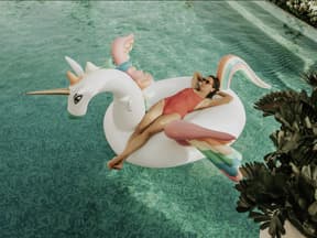 Frau im Pool