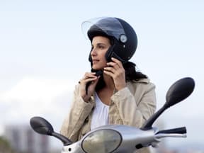 Eine Frau trägt einen Helm