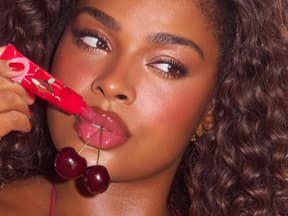 Model mit Lip Oil von Charlotte Tilbury